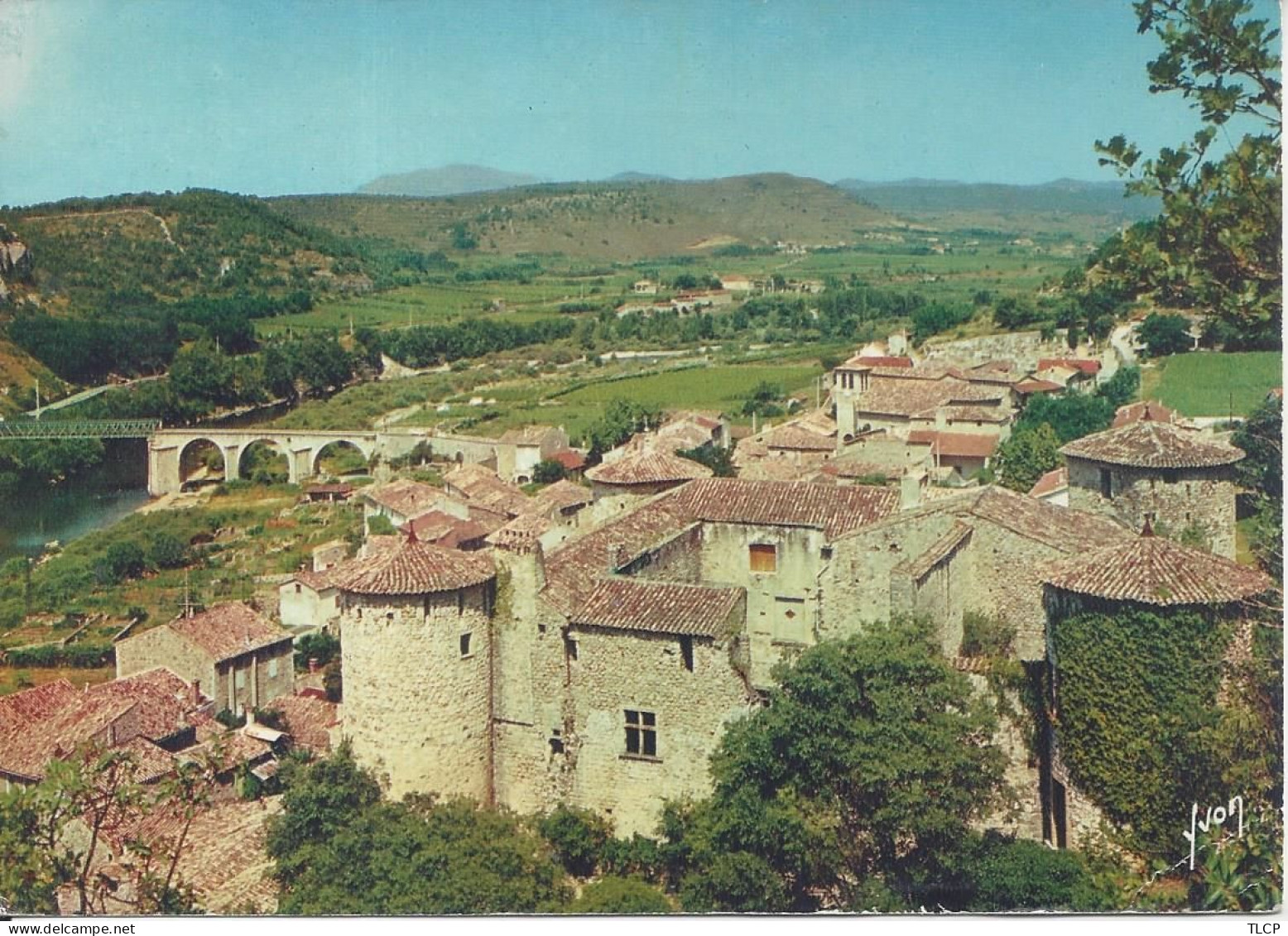 CPM  France Auvergne Rhône Alpes   07 Ardèche  Vogüé  Son Château Et La Vallée De L’Ardèche En Direction D’Aubenas - Sonstige & Ohne Zuordnung