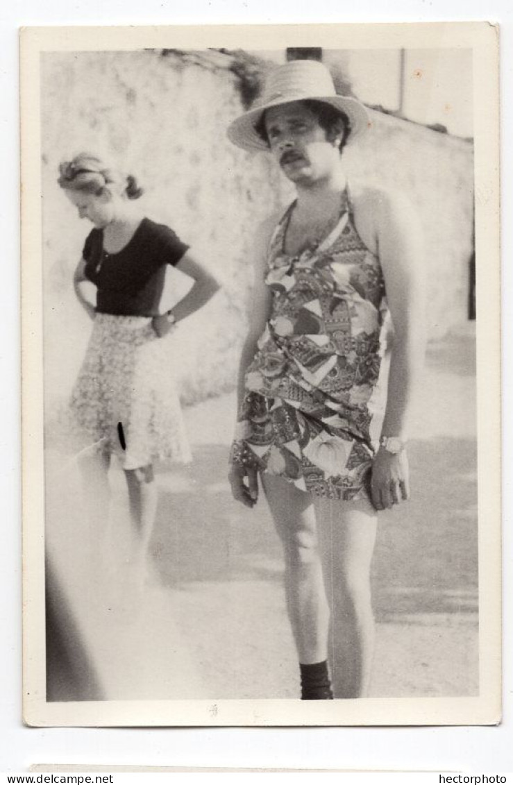 Snapshot Humour 70s Homme En Femme Travesti Robe Vacances Moustache - Anonymous Persons