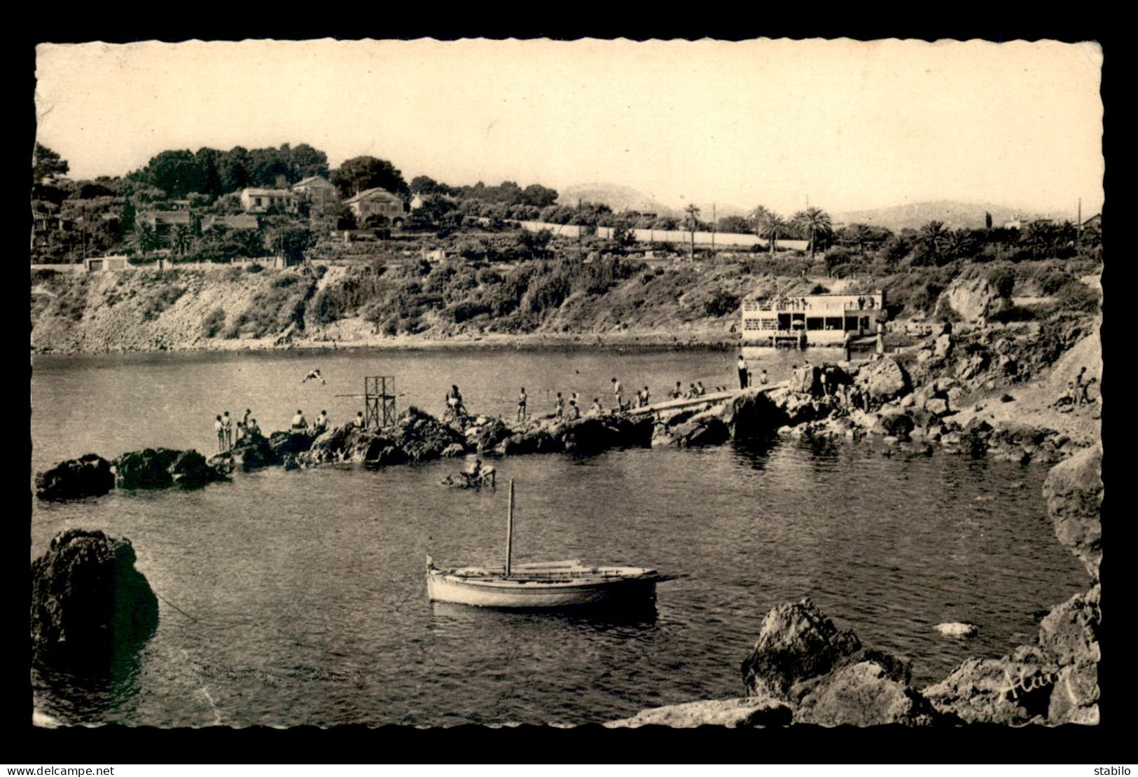 83 - SANARY-SUR-MER - LA PLAGE DE PORT ISSOL