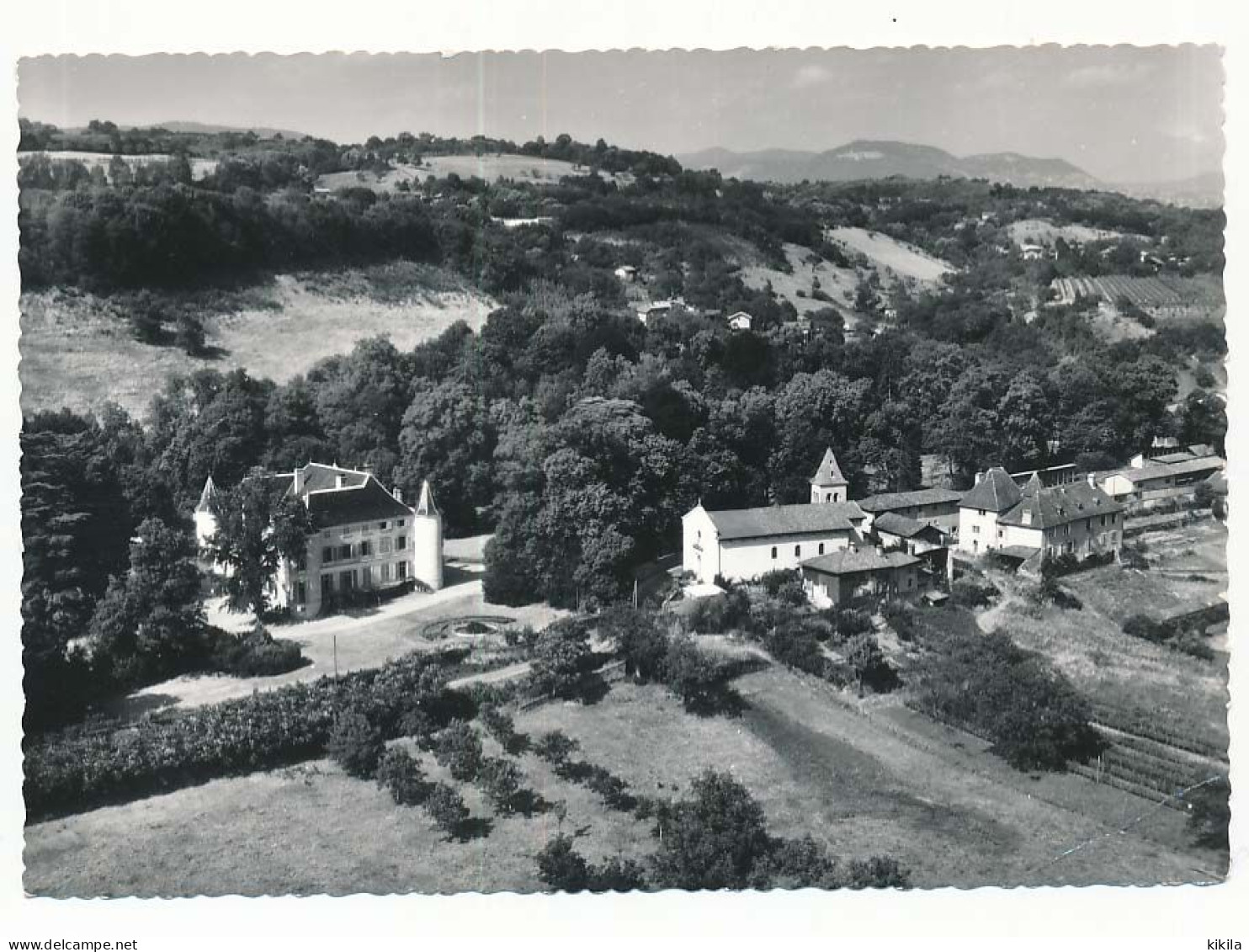 CPSM Dentelée 10.5 X 15 Isère VOUREY Le Château Et L'Eglise  Vue Aèrienne - Other & Unclassified