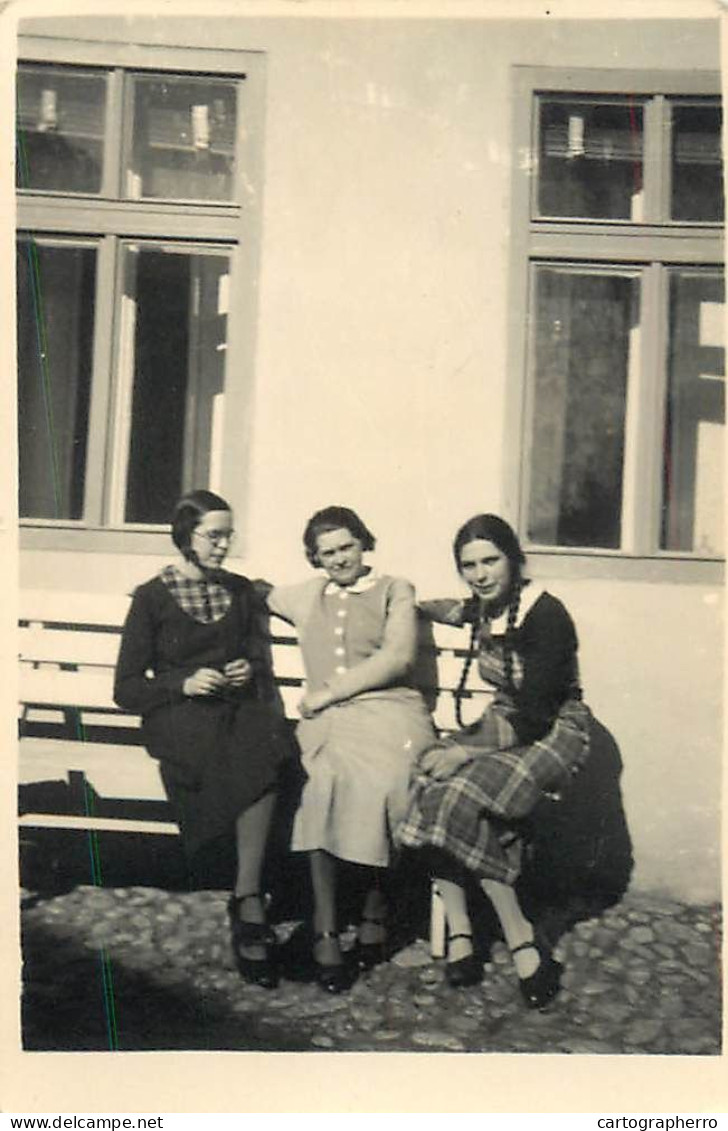 Anonymous Persons Souvenir Photo Social History Format Ca. 6 X 9 Cm Friends On Bench - Anonymous Persons