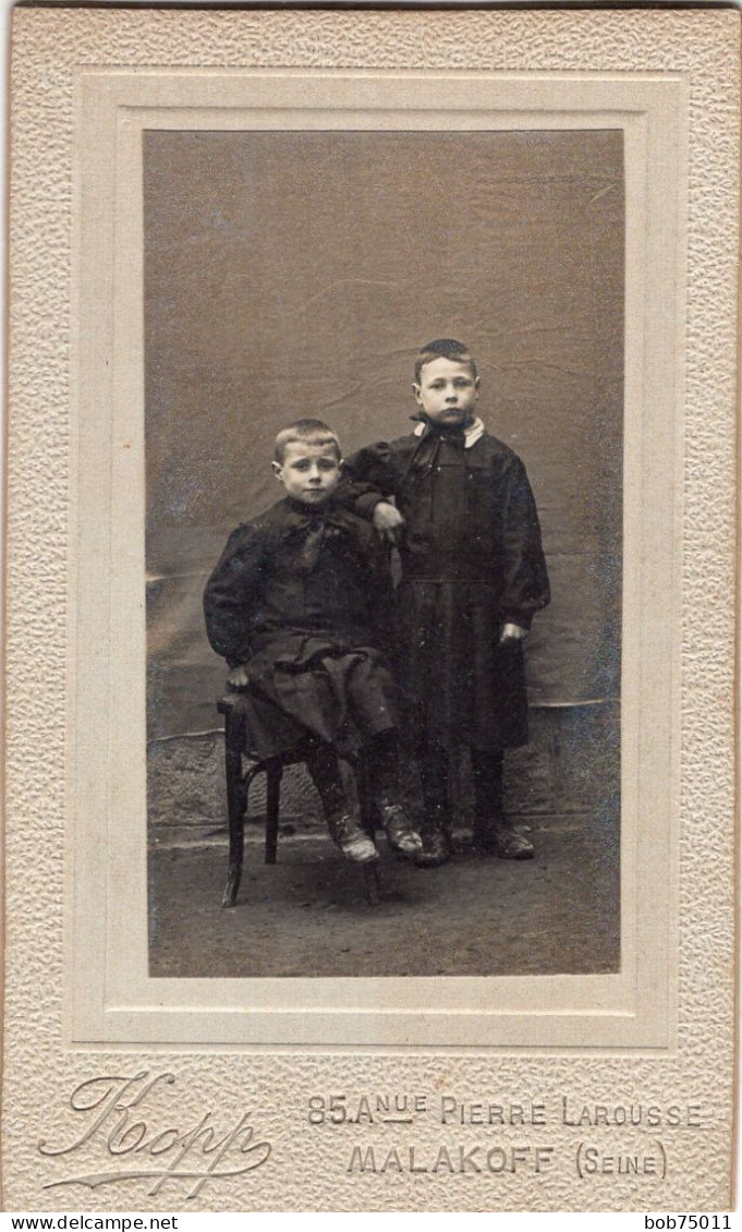 Photo CDV De Deux Jeune Fille élégante Posant Dans Un Studio Photo - Anciennes (Av. 1900)