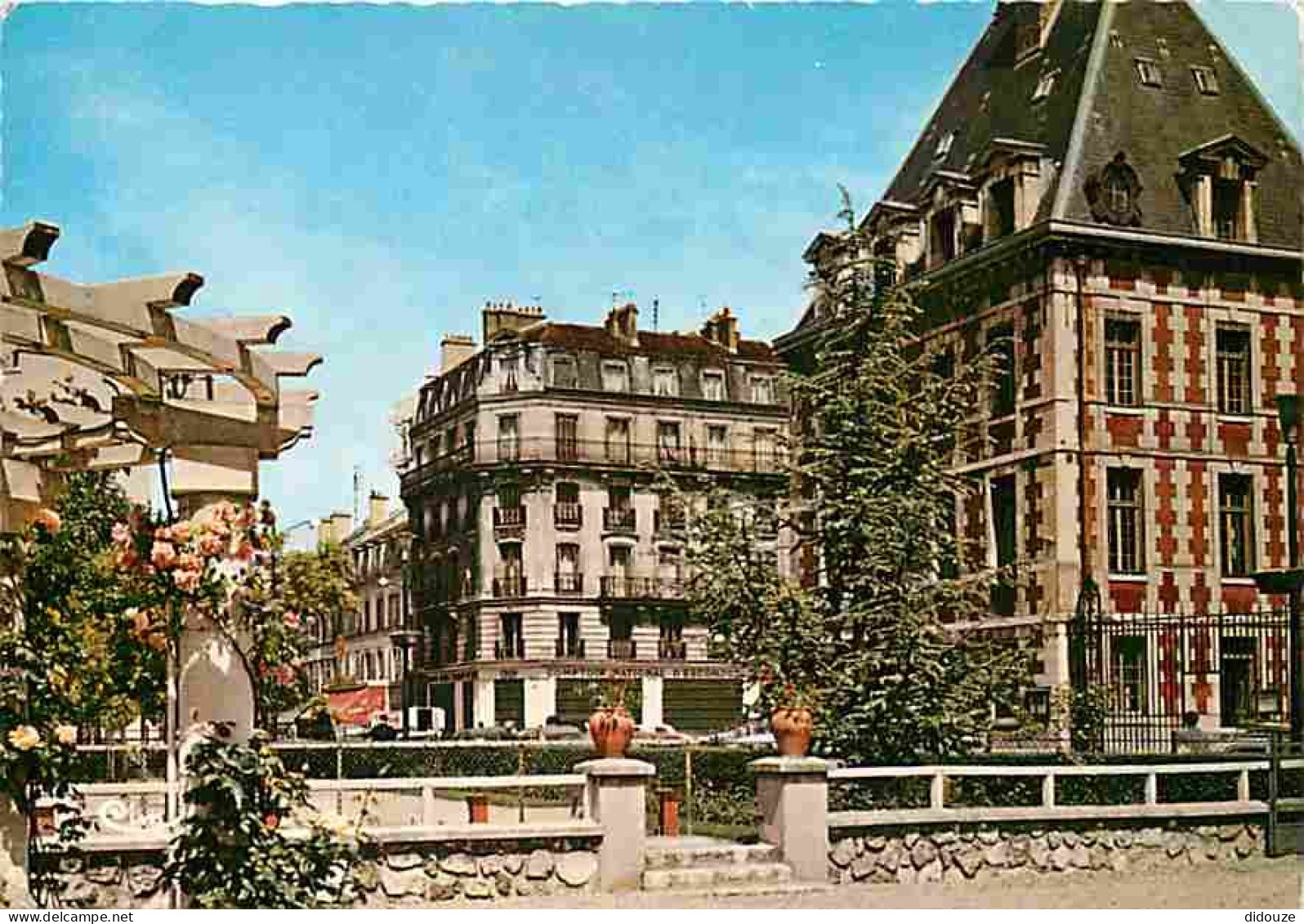 94 - Charenton - La Mairie Et Ses Jardins - CPM - Voir Scans Recto-Verso - Charenton Le Pont