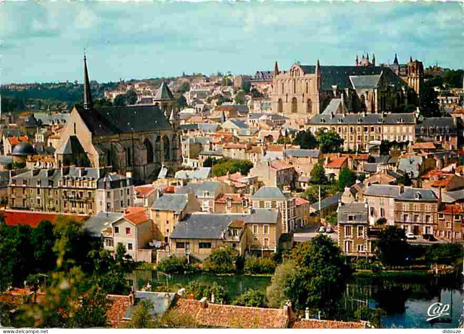 86 - Poitiers - Vue Générale - La Cathédrale Saint Pierre - L'Eglise Sainte Radegonde - CPM - Voir Scans Recto-Verso - Poitiers