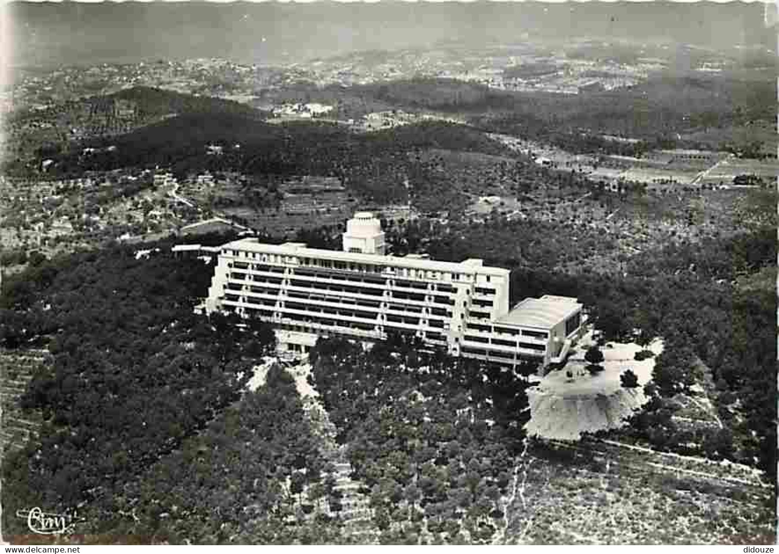 06 - Vallauris - Le Centre Hélio-Marin - Dans Le Fond Cannes - Building - CPM - Voir Scans Recto-Verso - Vallauris