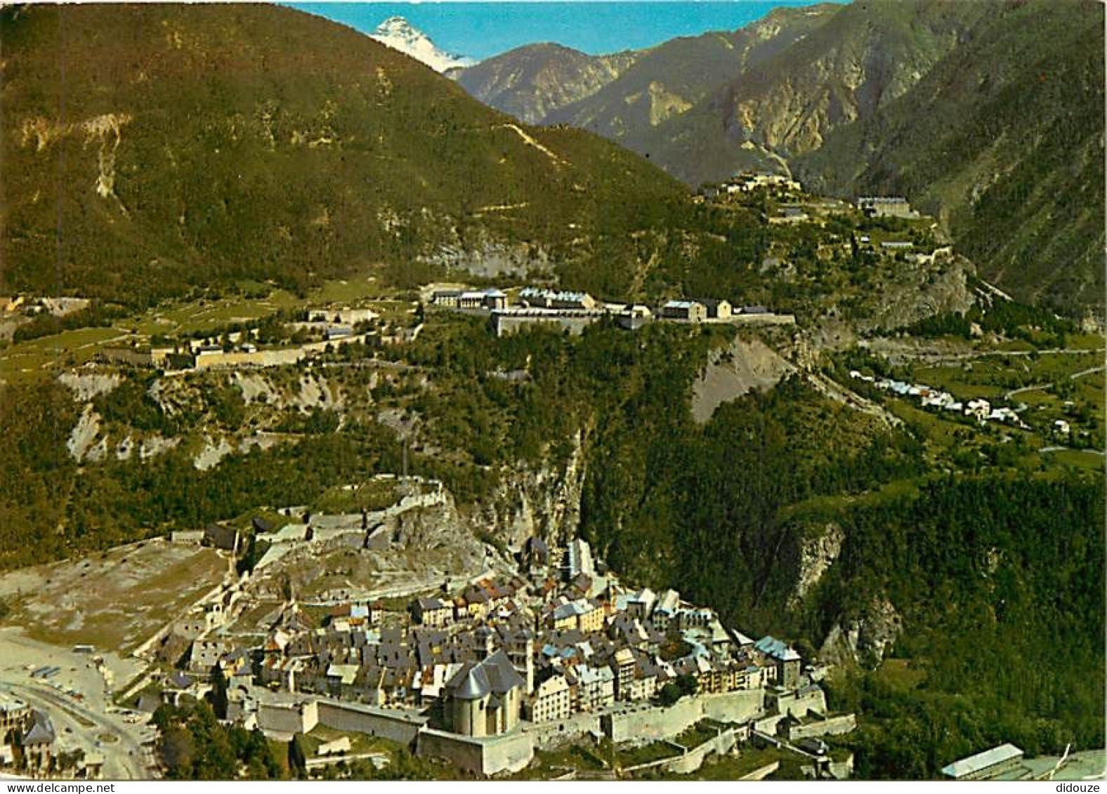 05 - Briançon - La Ville Haute - Au Fond Le Grand Pic De Rochebrune - CPM - Voir Scans Recto-Verso - Briancon