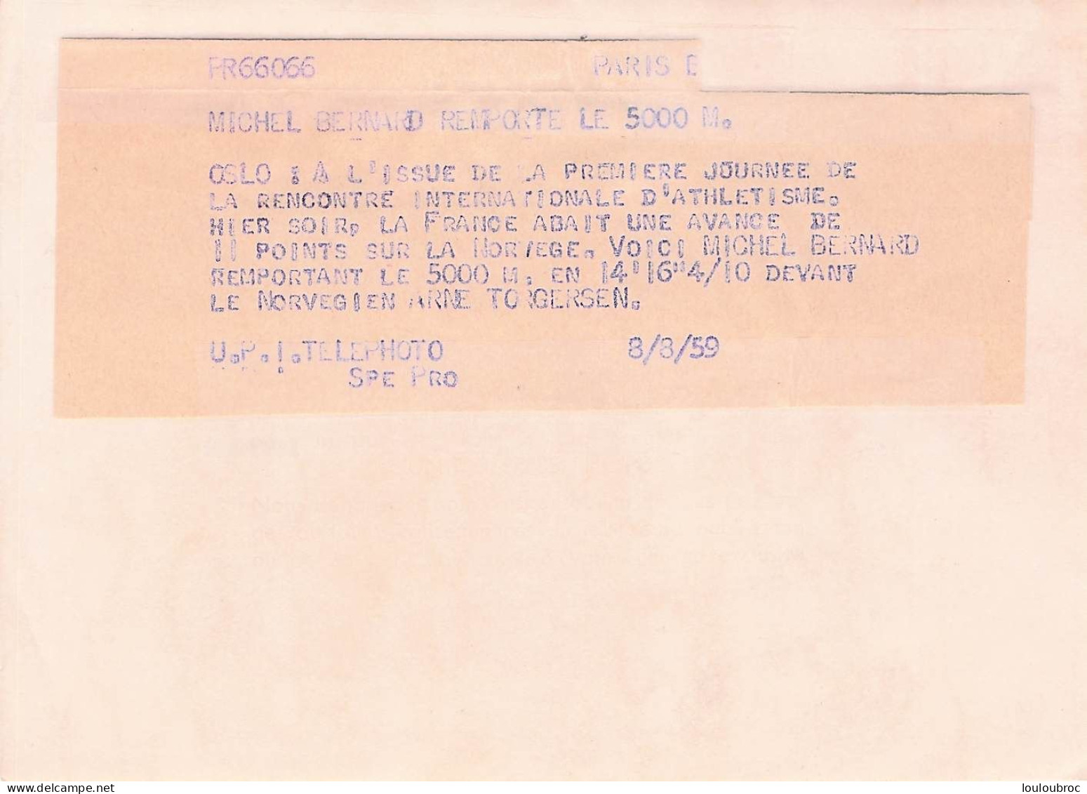 ATHLETISME 08/1959 OSLO MICHEL BERNARD REMPORTE LE 5000 METRES DEVANT TORGERSEN PHOTO 18 X 13 CM - Sport