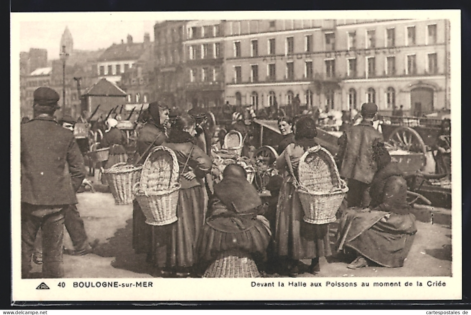 CPA Boulogne-sur-Mer, Devant La Halle Aux Poissons Au Moment De La Criée  - Boulogne Sur Mer