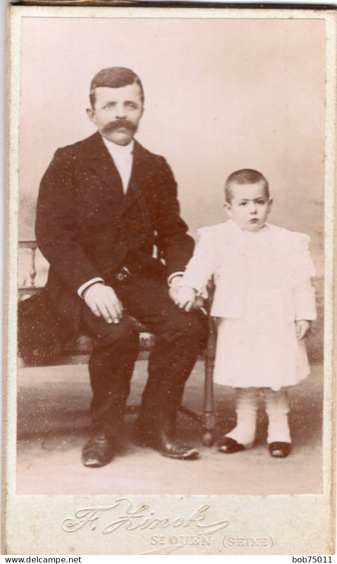 Photo CDV D'un Homme élégant Avec Un Petit Garcon Posant Dans Un Studio Photo A St-Ouen - Alte (vor 1900)
