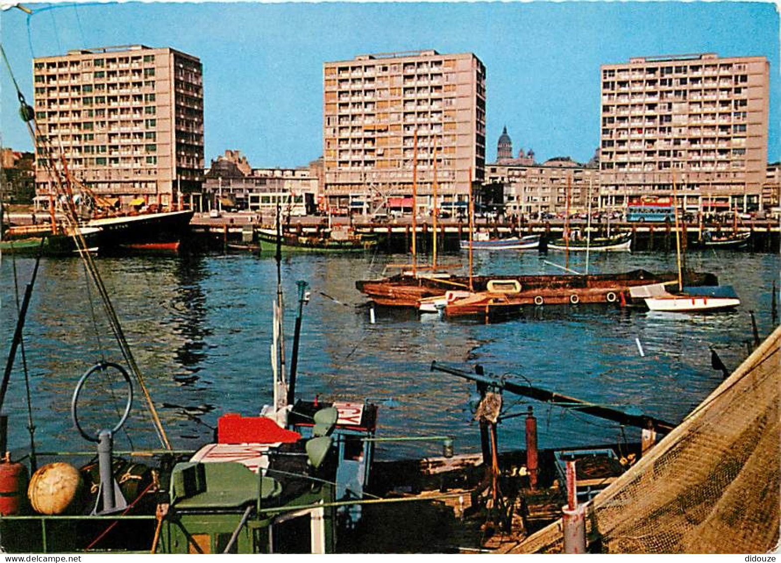 62 - Boulogne Sur Mer - Le Port Et Le Quai Gambetta - Bateaux - Immeubles - Buildings - CPM - Carte Neuve - Voir Scans R - Boulogne Sur Mer