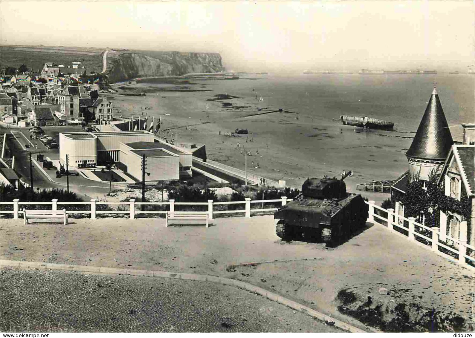 14 - Arromanches - Port Winston - Vue Générale - Au Centre Le Musée - Mention Photographie Véritable - Carte Dentelée -  - Arromanches