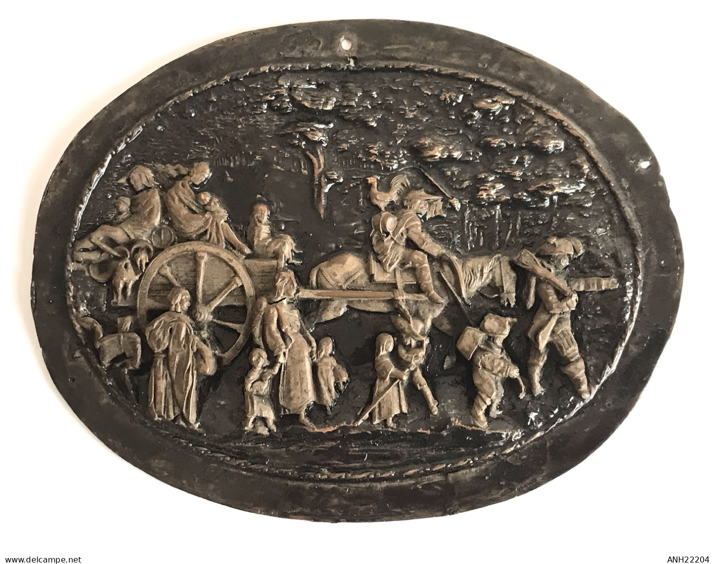 Plaque ovale en cuivre repoussé. Décor d’un groupe d’hommes, femmes et enfants - Route du Tokaido, Japon, 19ème siècle