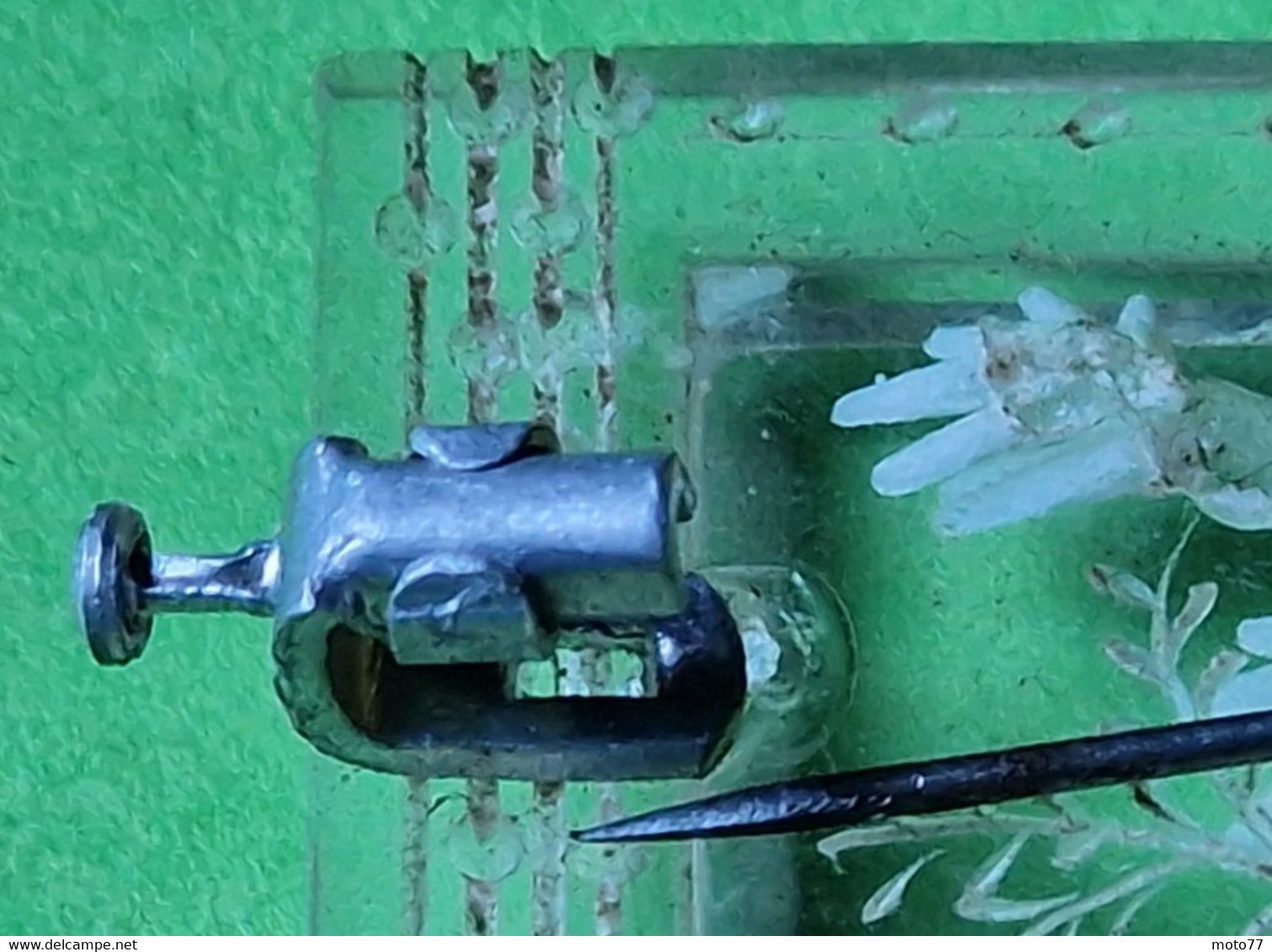 Ancienne BROCHE Avec Gravure De Fleurs - Plastique Dur ; Fermoir Spécial - " Laissé Dans Son Jus " - Vers 1920 1950 - Broches