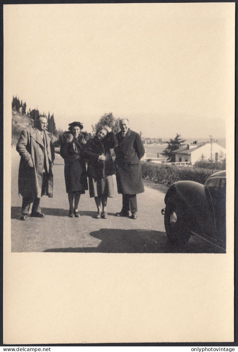 Italia 1940, In Posa Su Strada Con Veduta Luogo Da Identificare Foto Vintage - Lugares