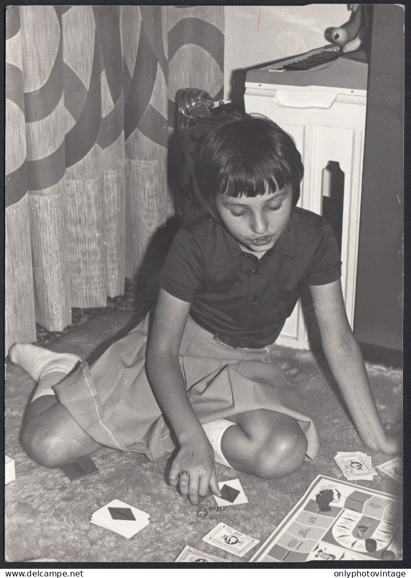 Legnano 1977 - Bimba Impegnata Con Un Gioco Da Tavolo - Fotografia Epoca - Orte