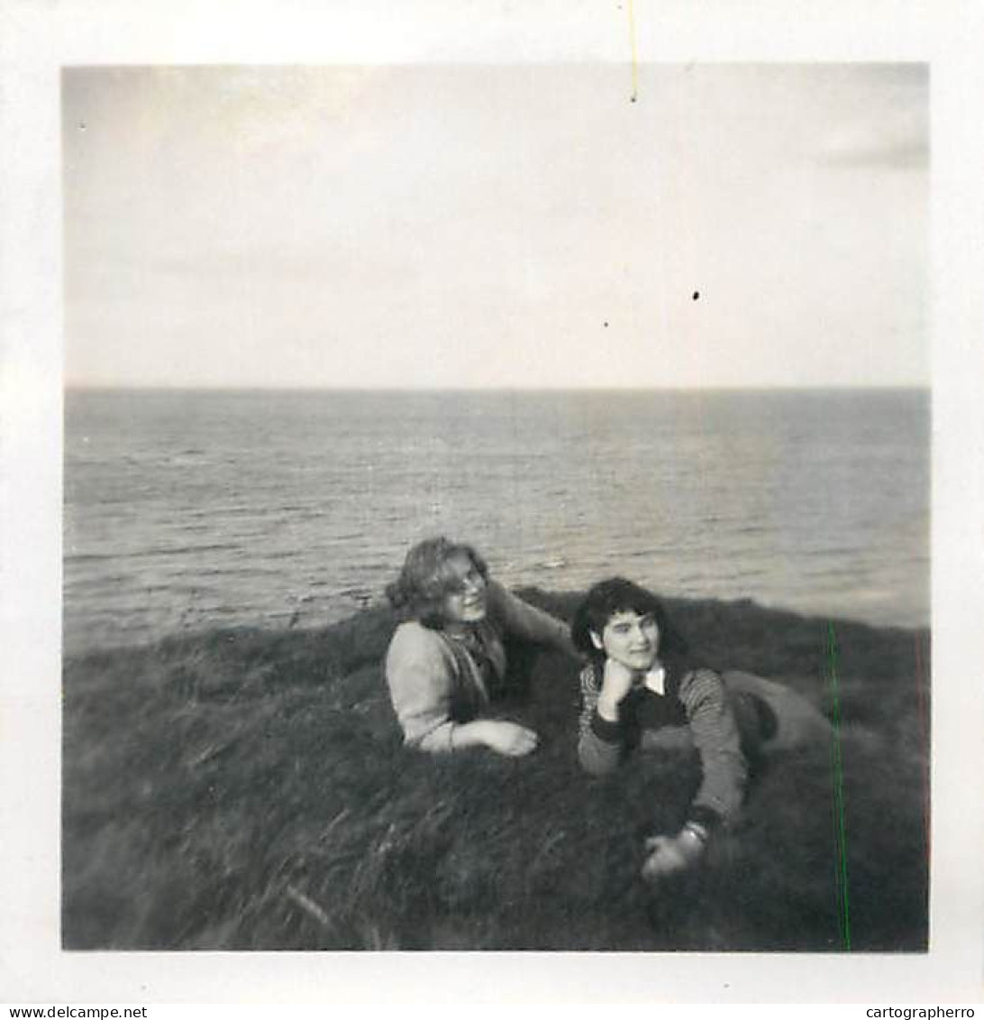 Places & Anonymous Persons Souvenir Photo Social History Format Ca. 6 X 9 Cm Friends Seaside - Anonyme Personen