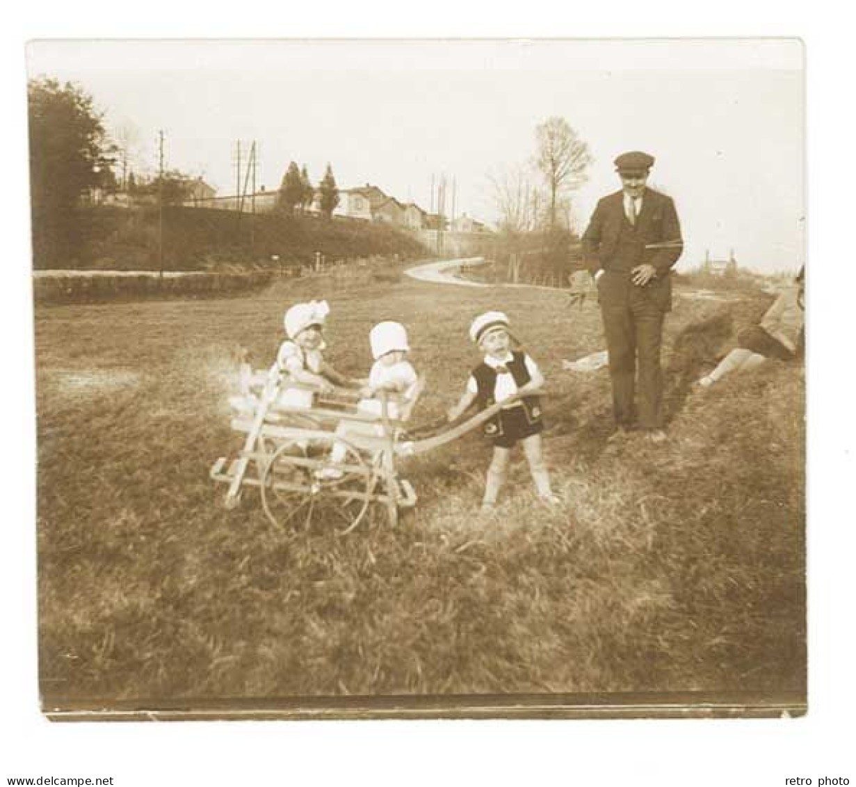 Photo Ancienne Miribel 1928, Homme Et Enfants Qui Jouent - Lieux