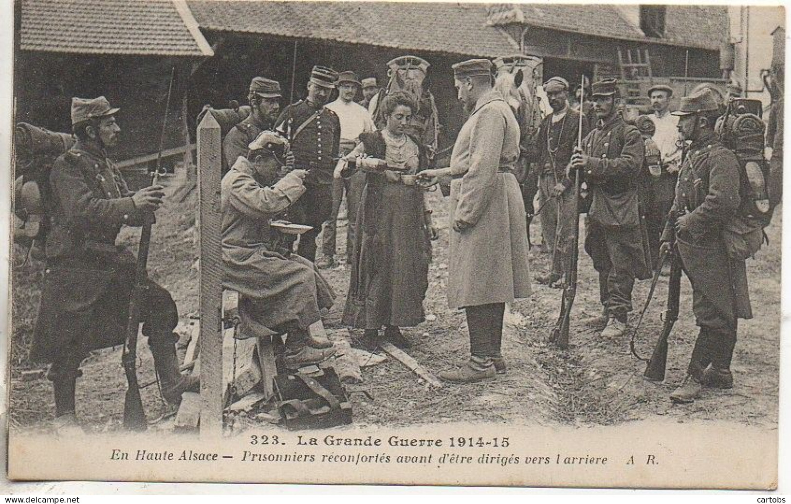 Guerre 14-18 - Prisonniers Réconfortés Avant D'être Dirigés Vers L'arrière - Guerra 1914-18