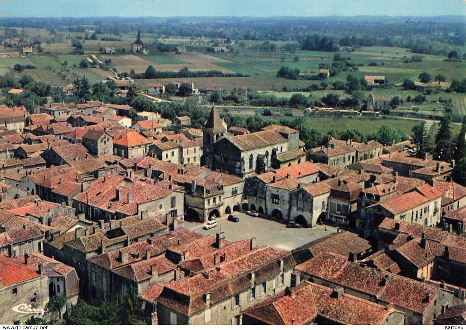 Monpazier * Vue Générale Aérienne Sur La Commune Et La Place - Autres & Non Classés