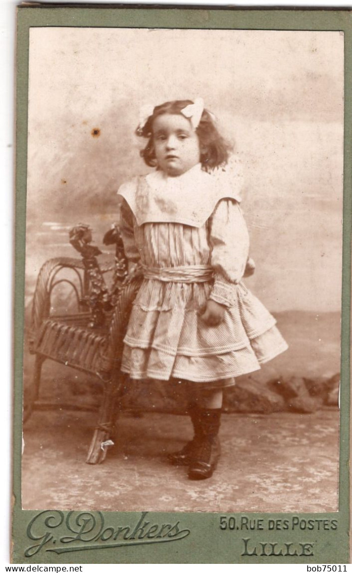 Photo CDV D'une Jeune Fille élégante   Posant Dans Un Studio Photo A Lille - Alte (vor 1900)