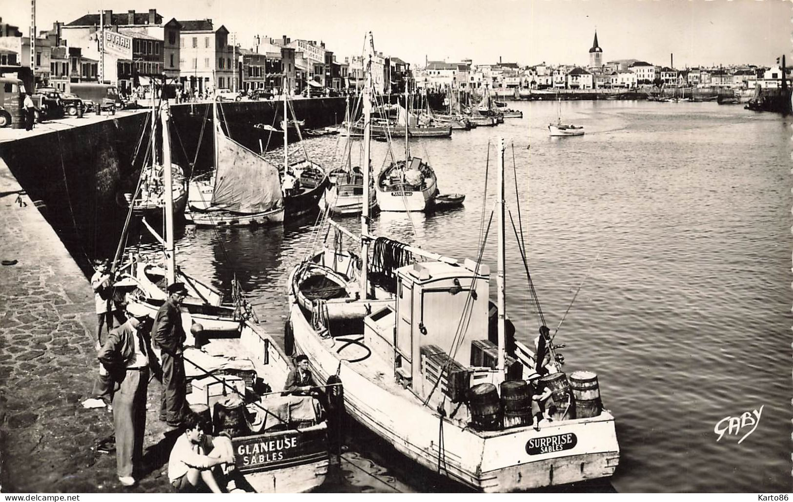 Les Sables D'olonne * Vue Sur Le Port * Bateaux De Pêche GLANEUSE Et SURPRISE - Sables D'Olonne