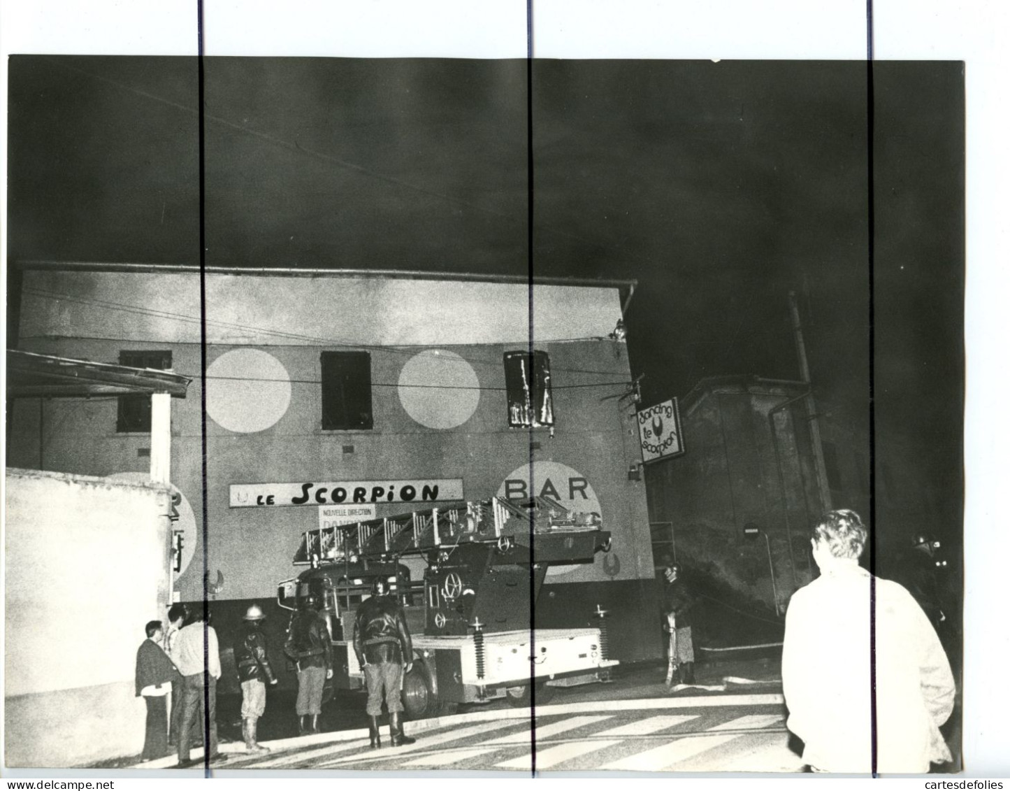 22 PHOTOGRAPHIES. Rhône. SOURCIEUX Les MINES. Incendie Discothèque Dancing LE SCORPION En 1977 Rue Sarrazin . Pompiers - Personnes Anonymes