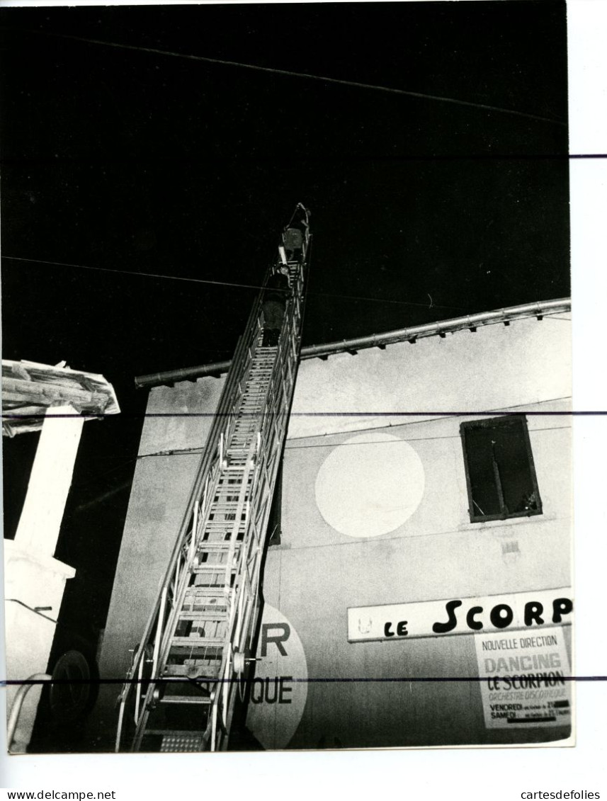 22 PHOTOGRAPHIES. Rhône. SOURCIEUX les MINES. Incendie discothèque dancing LE SCORPION en 1977 rue sarrazin . Pompiers