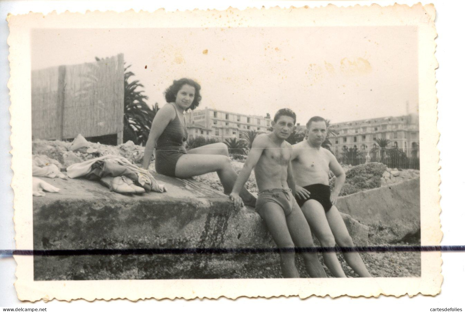 PHOTOGRAPHIE  . Men. Boy . Homme . Torse Nu En Slip De Bain Short . 2 Hommes Et Une Femme - Persone Anonimi