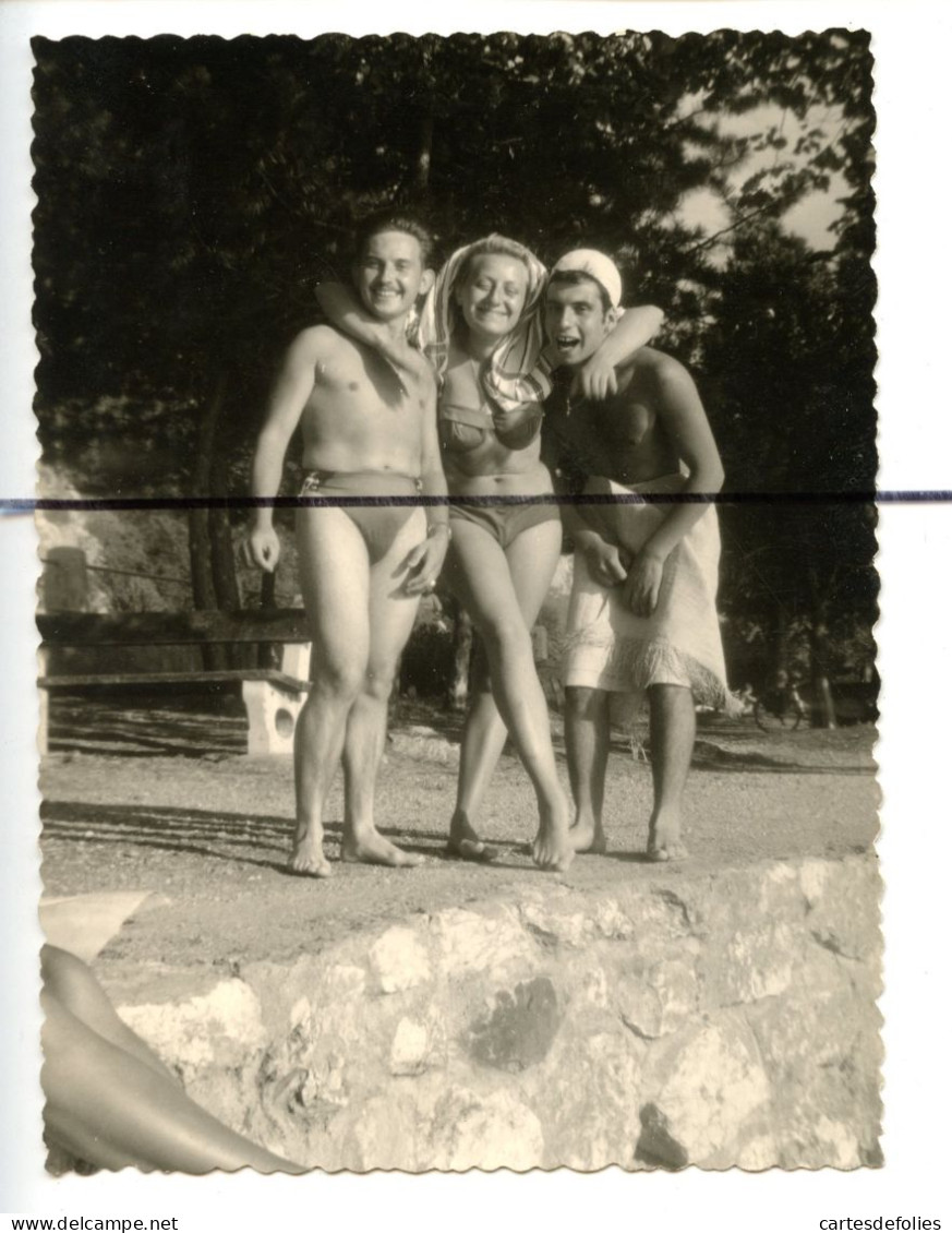 PHOTOGRAPHIE  . Men. Boy . Homme . Torse Nu En Slip De Bain , Maillot De Bain , Short . 2 Hommes Et Une Femme - Anonyme Personen