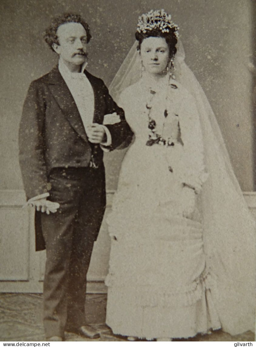 Photo CDV Bury Lille  Couple De Jeunes Mariés  Mariée Avec Un Grand Voile Et Et Diadème  CA 1880 - L436 - Anciennes (Av. 1900)