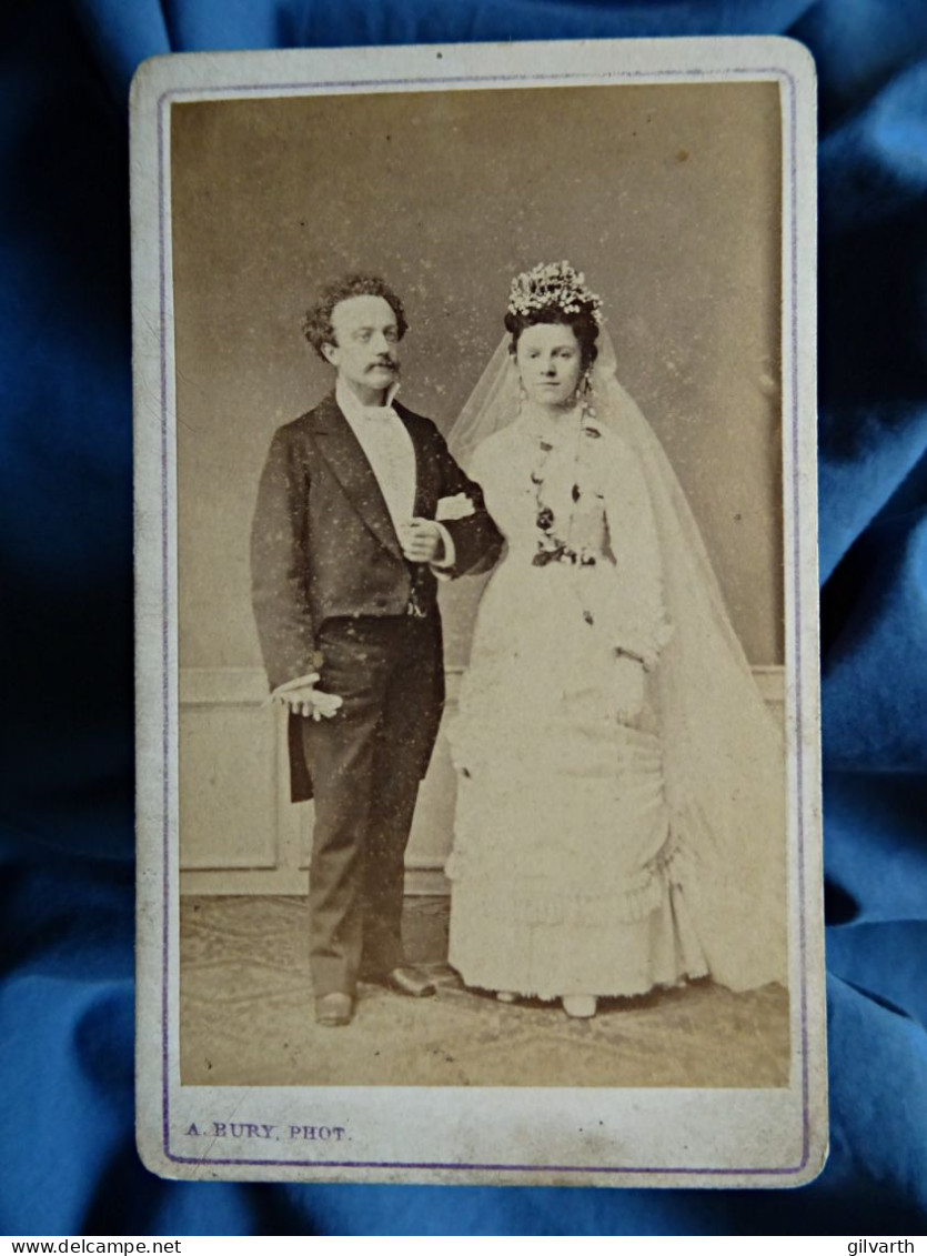 Photo CDV Bury Lille  Couple De Jeunes Mariés  Mariée Avec Un Grand Voile Et Et Diadème  CA 1880 - L436 - Alte (vor 1900)