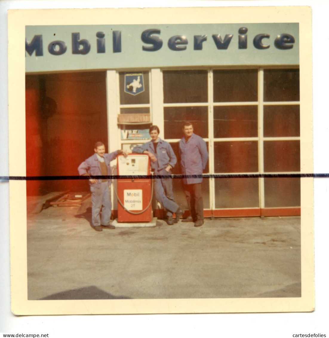 PHOTOGRAPHIE COULEUR. Pompe Essence MOBIL Service, Station Service , Mobilservice 2 T , Ouvriers, Mécaniciens - Orte