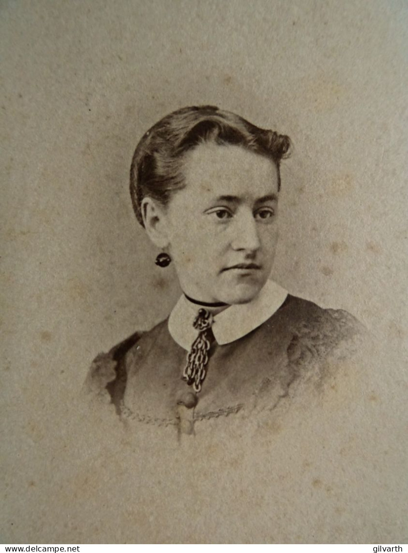 Photo CDV K. Bill  New York  Portrait Jeune Femme  Col Claudine  CA 1870-75 - L436 - Anciennes (Av. 1900)