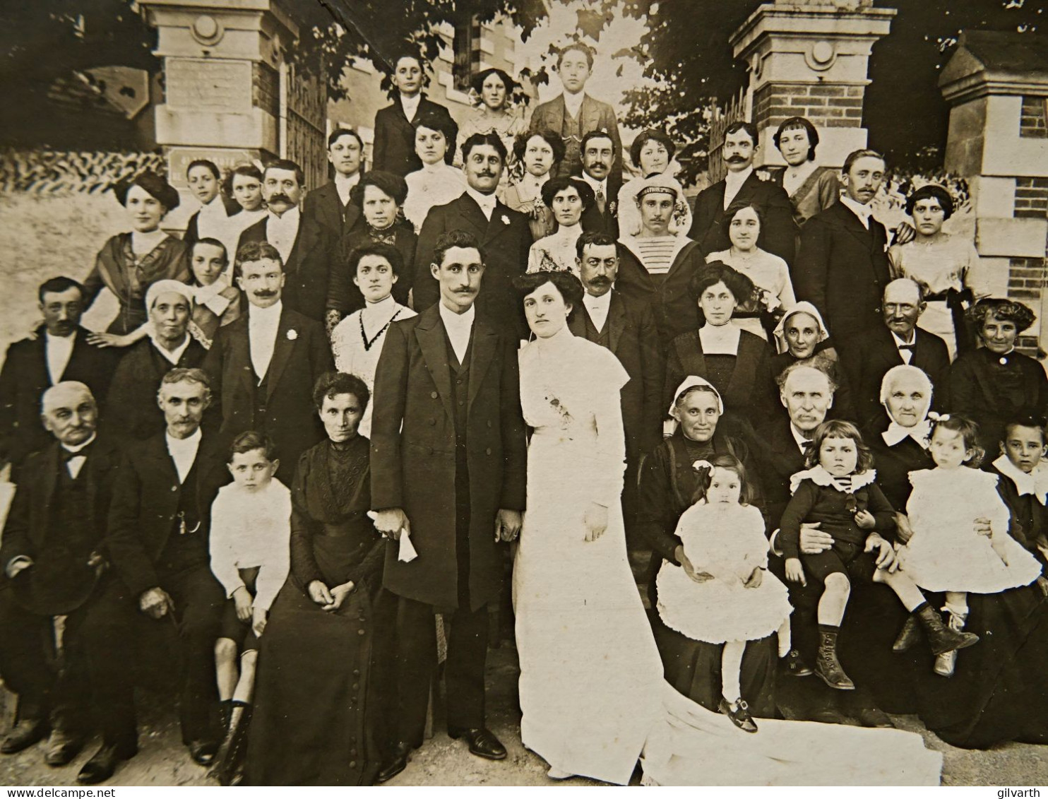 Photo Grand Cabinet - Photo De Mariage, Famille, Matelot, Femmes Avec Coiffe Régional  Ca 1900-10 L441 - Anciennes (Av. 1900)