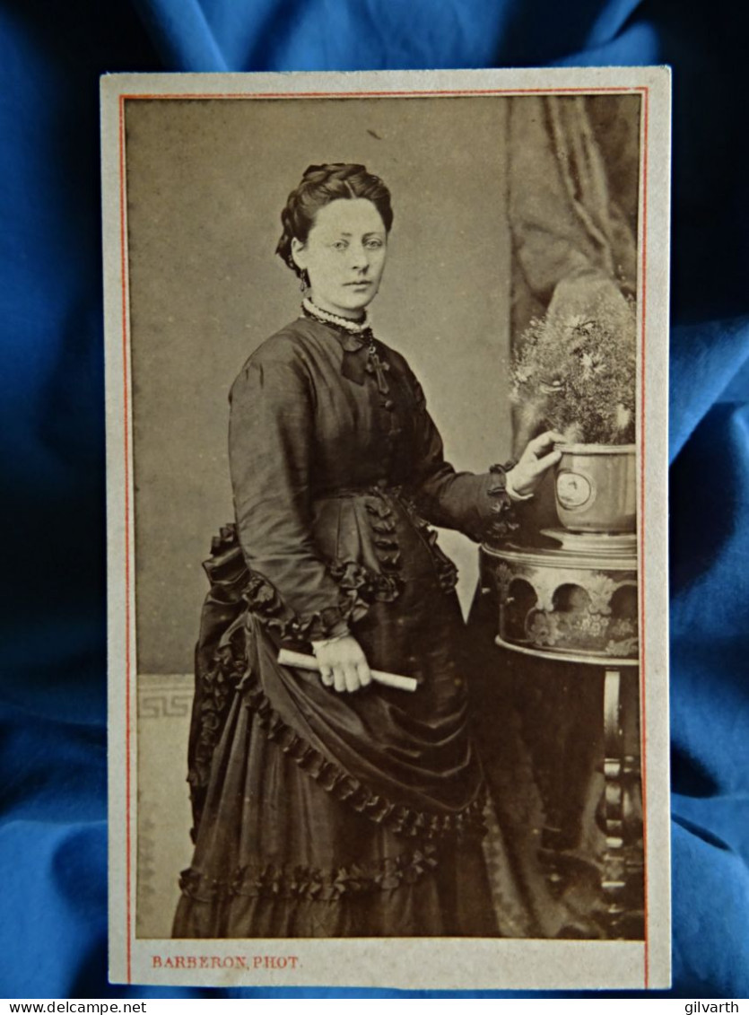 Photo CDV Barberon  Bordeaux  Jeune Femme  Main Posée Sur Un Pot De Fleurs  Rouleau De Papier à La Main  1873 - L436 - Anciennes (Av. 1900)