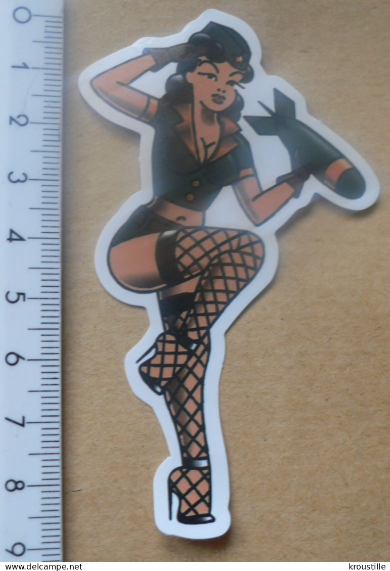 THEME FEMME / SEXY : AUTOCOLLANT PIN UP TENUE MILITAIRE - Stickers