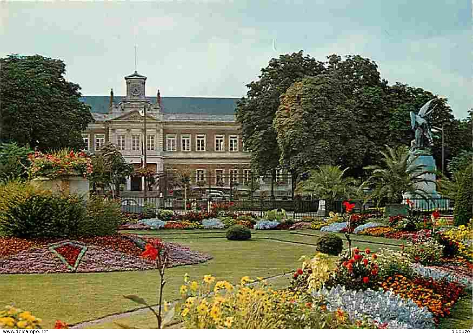 49 - Angers - Le Monument Aux Morts Et La Mairie - Fleurs - CPM - Voir Scans Recto-Verso - Angers