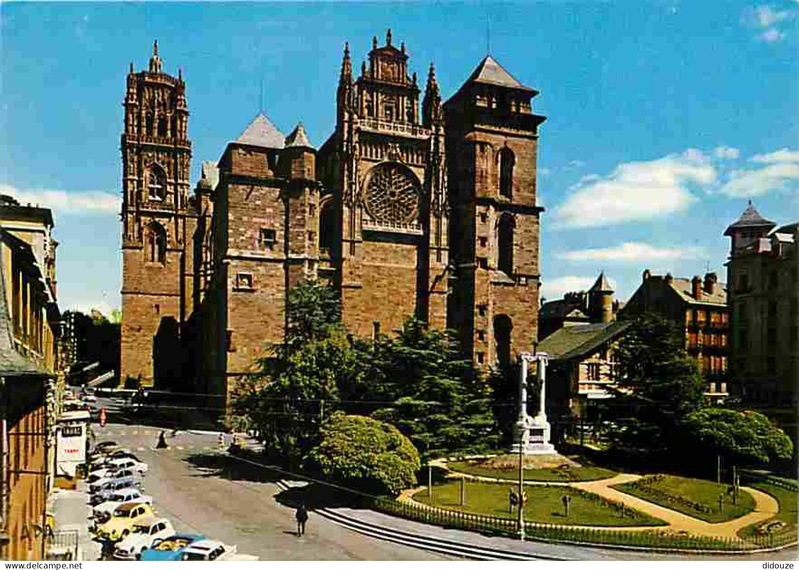 12 - Rodez - La Cathédrale Notre-Dame - Automobiles - CPM - Voir Scans Recto-Verso - Rodez