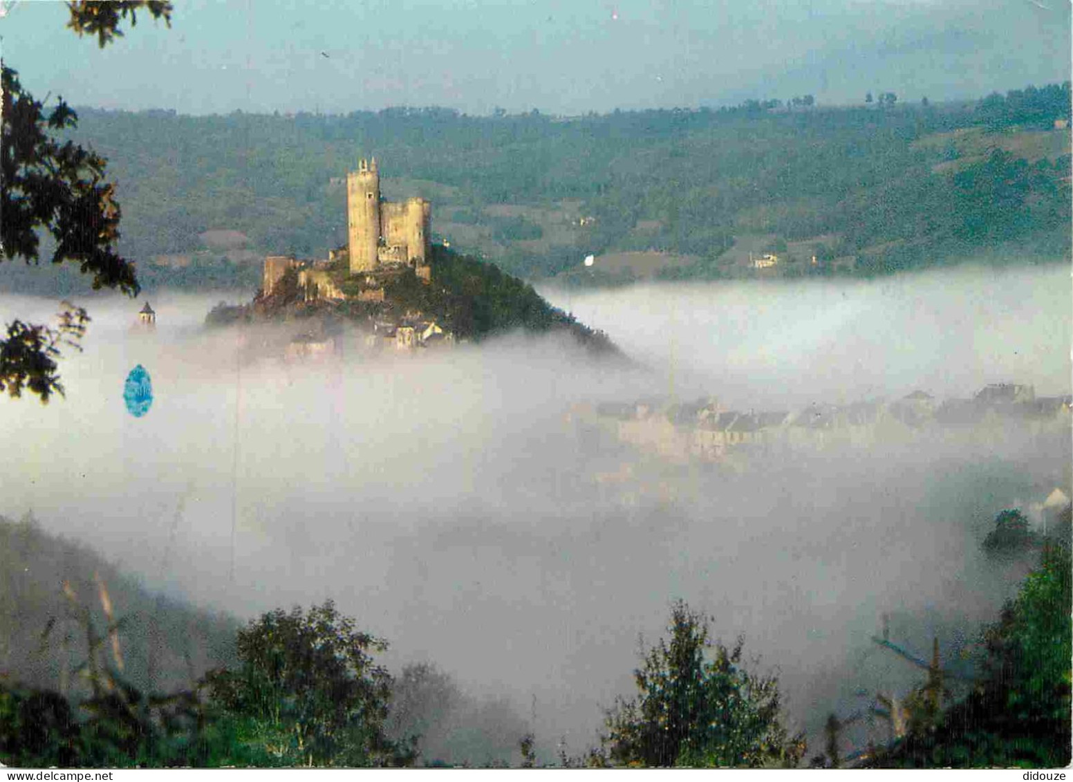 12 - Najac - Le Château émerge D'un Voile De Brume Qui Enveloppe Le Village - CPM - Voir Scans Recto-Verso - Najac