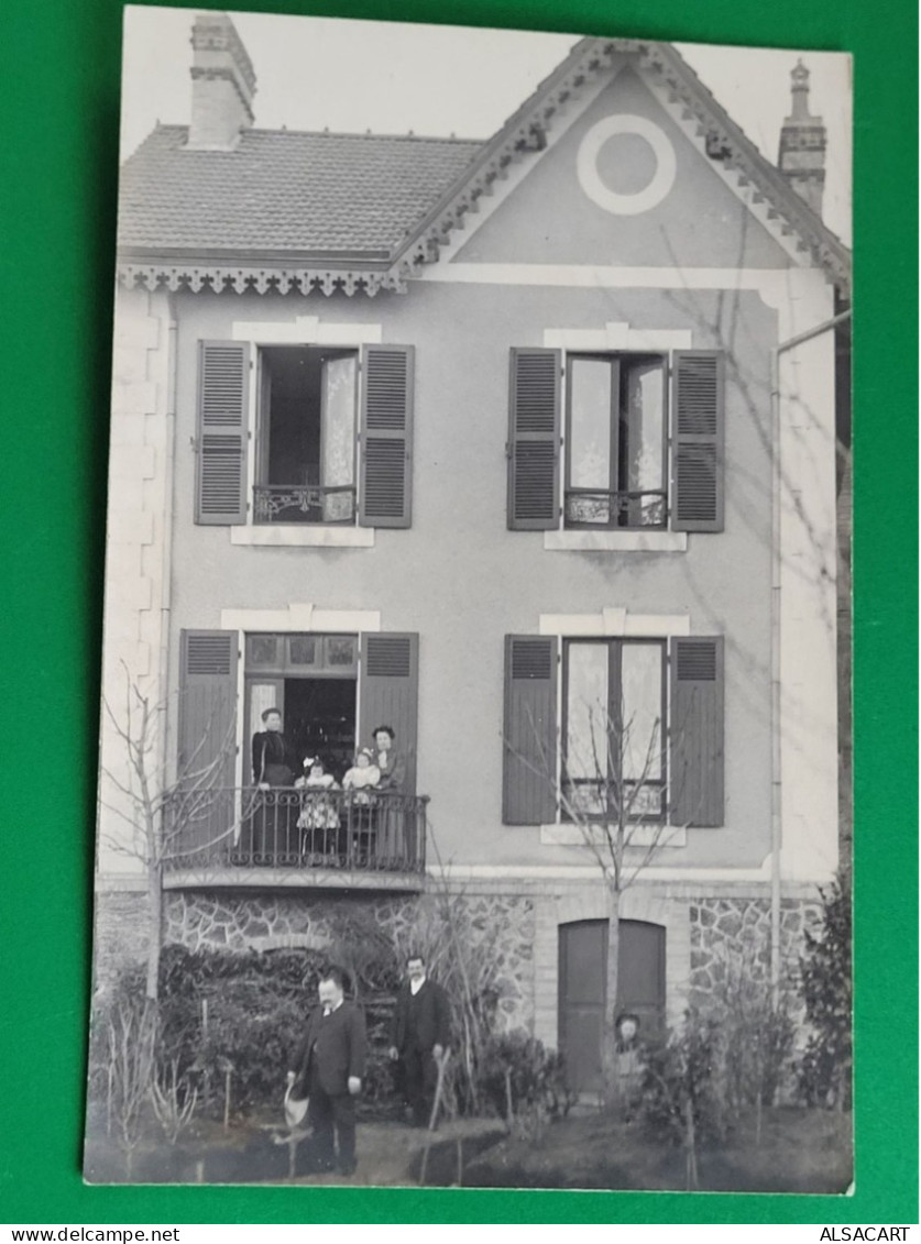 Carte  Photo ,   Belle Maison , Au Dos , La Famille à Riquiqui - A Identifier