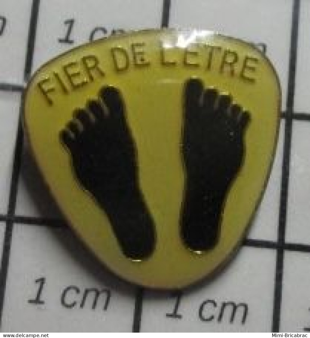 510c Pin's Pins / Beau Et Rare / AUTRES / PIED NOIR ET FIER DE L'ÊTRE (!!!??? Vraiment ?) - Other & Unclassified