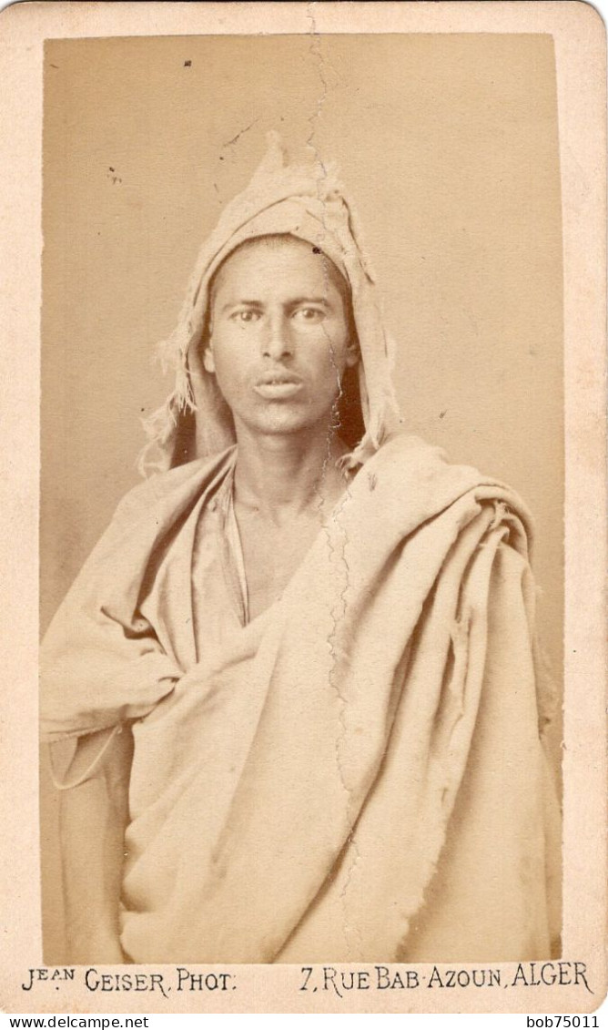 Photo CDV D'un Homme  Arabe Posant Dans Un Studio Photo A Alger - Alte (vor 1900)