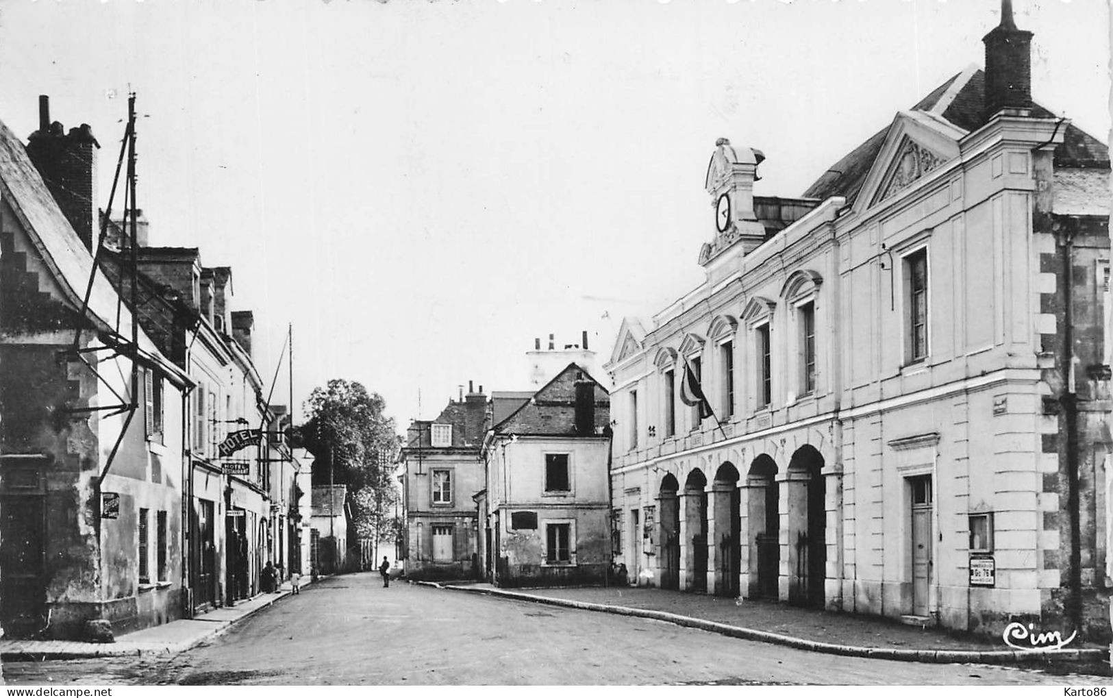 Vernou Sur Brenne * La Rue Anatole France Et L'hôtel De Ville * Hôtel - Sonstige & Ohne Zuordnung