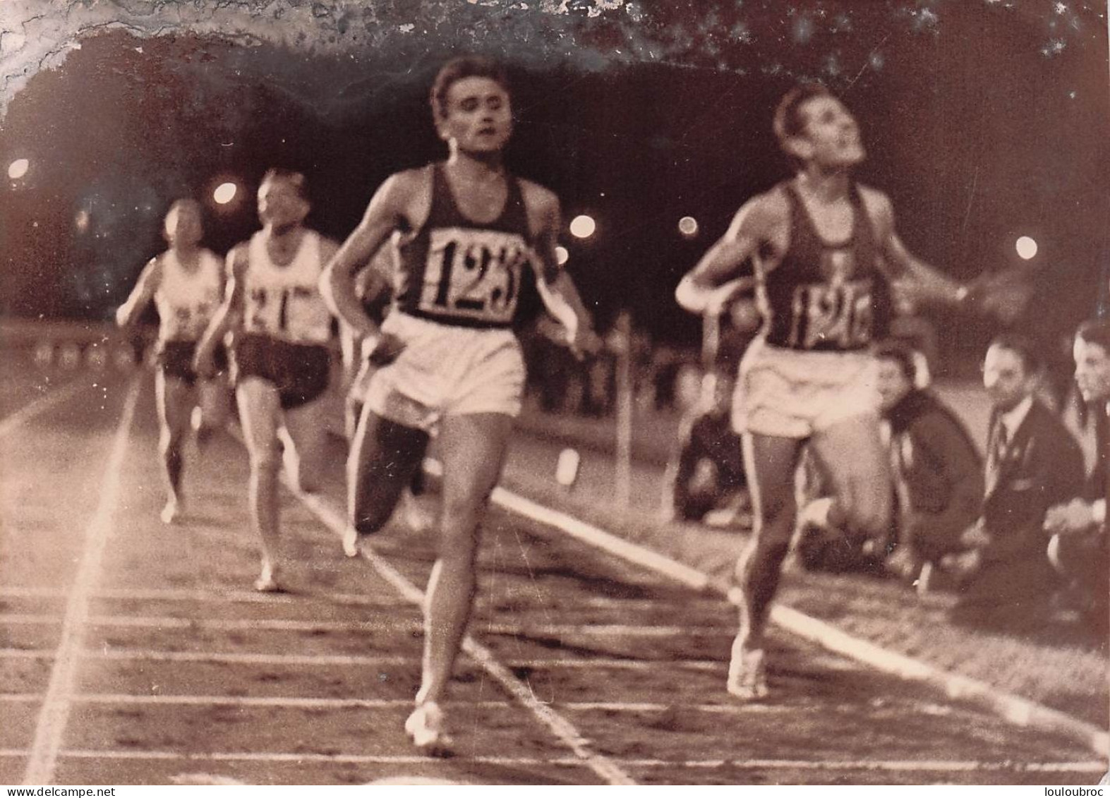 ATHLETISME STADE CHARLETY ARRIVEE DU 1500M GAGNE PAR MICHEL JAZY SUIVI DE LURO  PHOTO 18X13CM - Sport