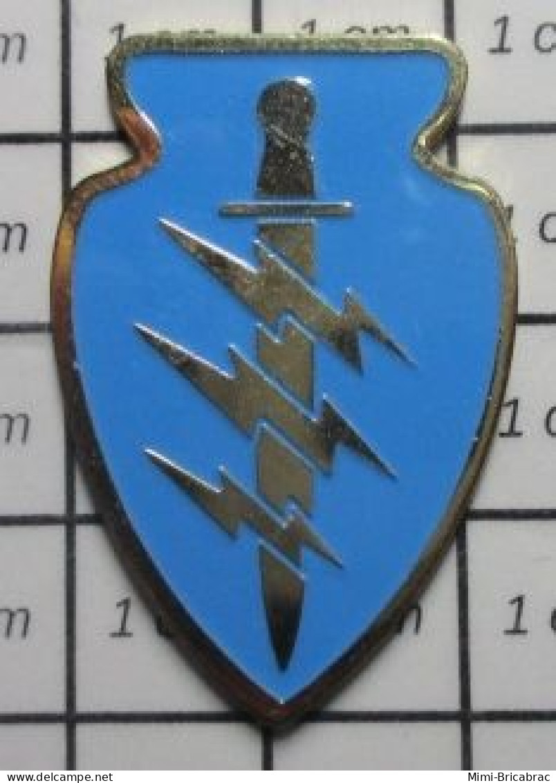 912e Pin's Pins / Beau Et Rare / MILITARIA / GRAND PIN'S TROUPES D'ELITE GLAIVE EPEE ET EcLAIRS - Militair & Leger