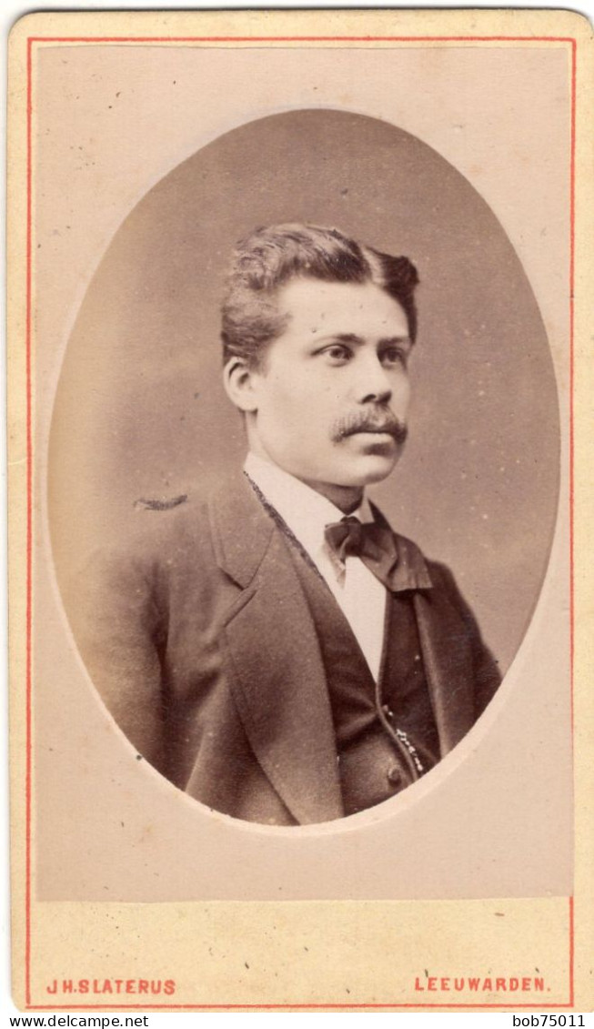 Photo CDV D'un Homme  élégant Posant Dans Un Studio Photo A Leeuwarden ( Pays-Bas ) - Alte (vor 1900)