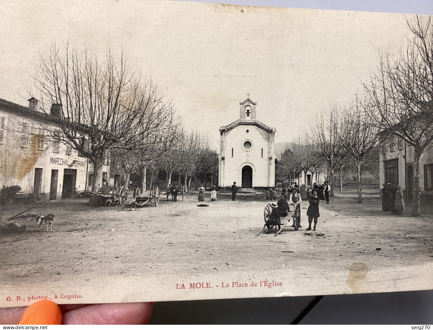 CPA FRANCE 83 "LA MOLE, LA PLACE DE L'EGLISE"Carte, Animée, Rare Maréchal-ferrant - Other & Unclassified