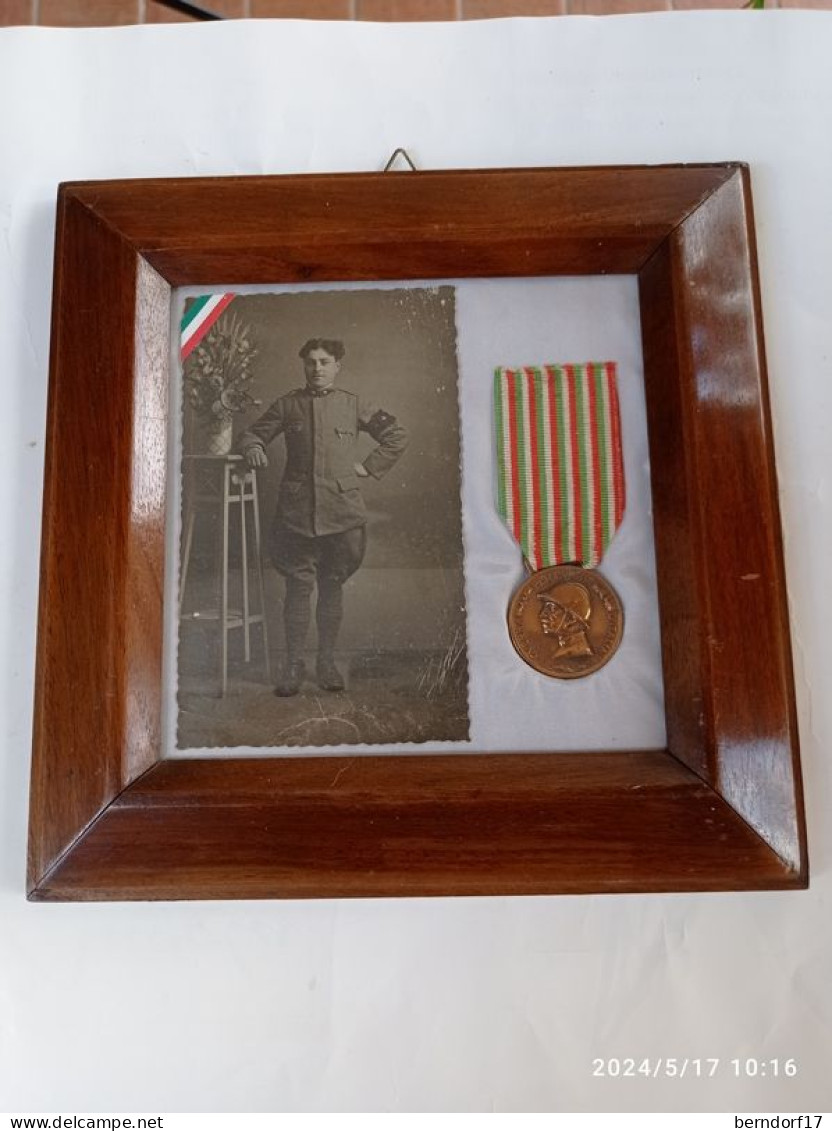 WW1 - QUADRO CON FOTO ORIGINALE DECORATO E MEDAGLIA DELLA CAMPAGNA PER L'UNITA' D'ITALIA - 15/18 - Italia