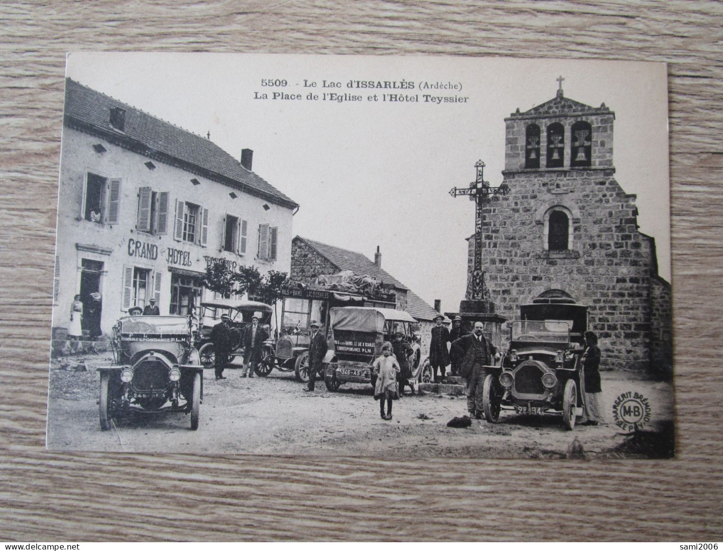 07 LE LAC D'ISSARLES LA PLACE DE L'EGLISE ET HOTEL TEYSSIER CALVAIRE CROIX VOITURES ANCIENNES ANIMEE - Other & Unclassified