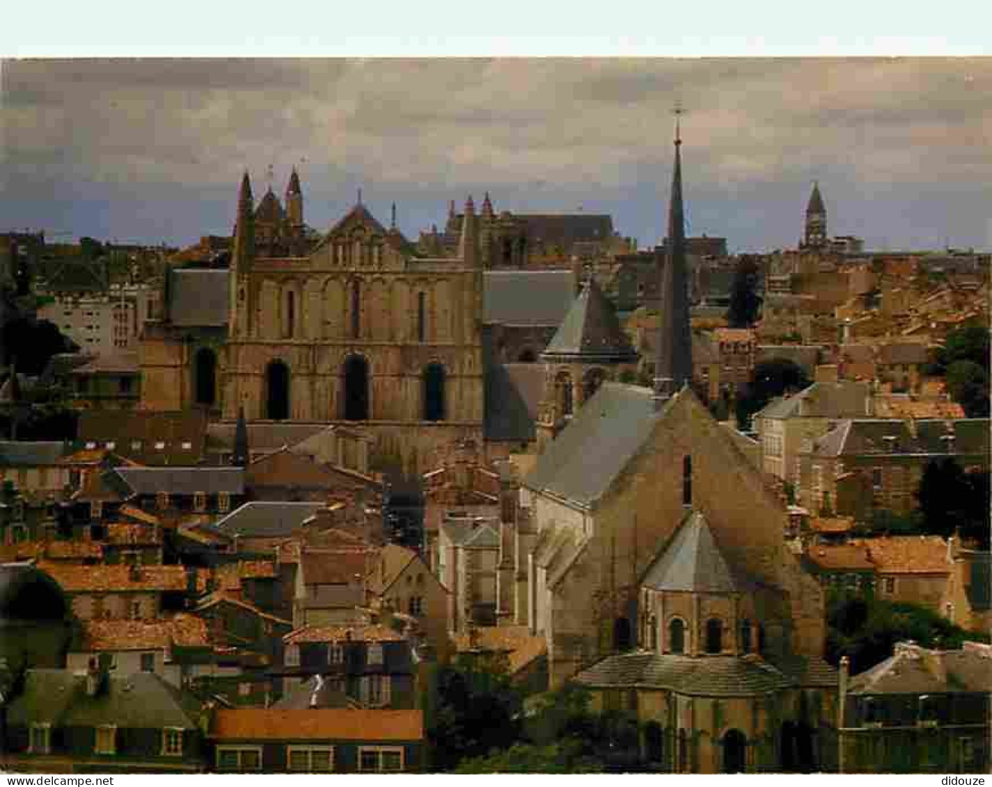 86 - Poitiers - Vue Générale - La Cathédrale Saint Pierre - L'Eglise Sainte Radegonde - Carte Neuve - CPM - Voir Scans R - Poitiers